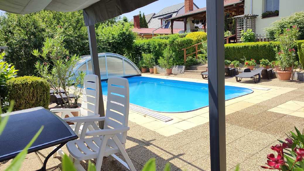 Großer gepflegter Garten mit Swimmingpool.