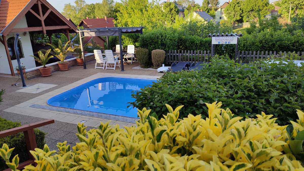 Erfrischender Swimmingpool in bezauberndem Garten vom Haus Marika am Balaton in Ungarn