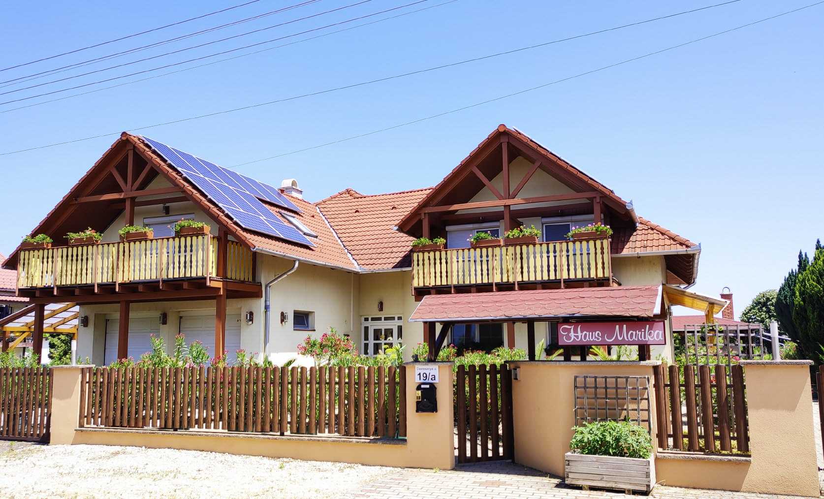 Vorderansicht der Pension Marika, eine Unterkunft f&uuml;r Urlaub in Si&oacute;fok am Plattensee.
